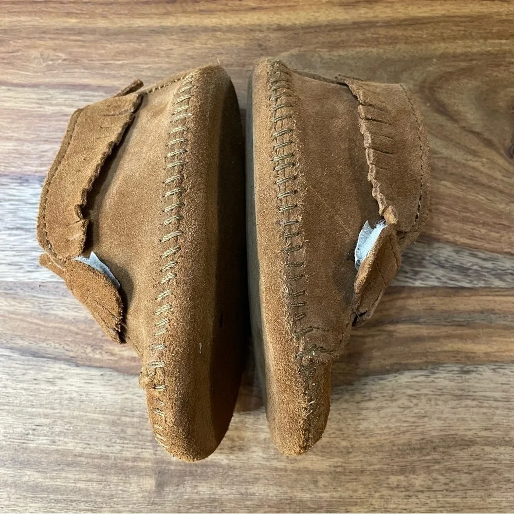 Minnetonka Moccasins 1122‎ - Infants Front Strap Bootie - Brown Suede C5